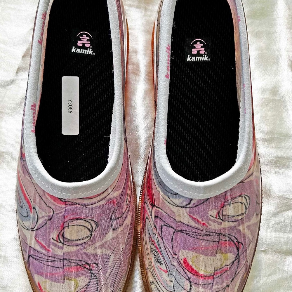 RAIN SHOES, WATERPROOF, LADIES SZ 7, PURPLE MIX, MADE IN CANADA, RUBBER, by KAMI